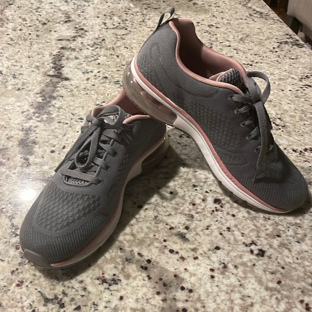 Skechers Lite-Weight Memory Foam Sneakers Size 8.5